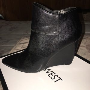 Women’s shoes size: 8 booties black Nine West